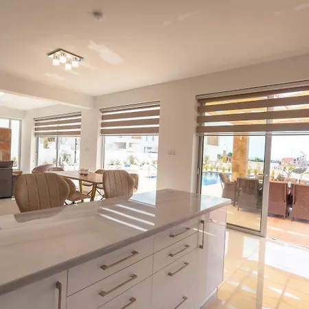 Coral Elite Mit Pool Und Whirlpool Holiday home Peyia
