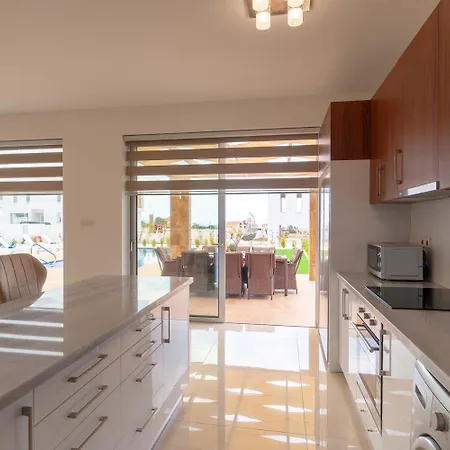 Coral Elite Mit Pool Und Whirlpool *